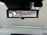 インテリジェントルームミラーです。人や物で視界が遮られてても、車体後部のカメラ映像に切り替えることにより、クリアな後方視界を実現しています。