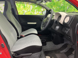 前席は背もたれと座面に明るい色合いを配し、落ち着いた車内空間に仕上がっています。窓から外の様子を確認しやすく、乗り降りや着座の際にも開放感があります。