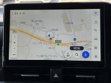地図を画面上で確認でき、目的地までの道順を把握したいときに役立ちます。タッチ操作で目的地検索などのメニューにもアクセスでき、日常のお出かけや初めての場所への移動をサポートします。