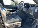 運転席まわりは前方を見渡しやすく、シートに腰掛けた際も落ち着いた姿勢で過ごせる空間です。ドア側までまとまりのある内装で、清潔感も感じられます。