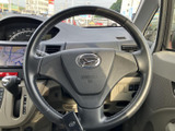 握りやすい形状で、運転中に自然な姿勢を保ちやすいステアリングです。前方のメーター類も確認しやすい位置にあり、日々の運転を落ち着いてサポートします。