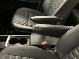便利なカップホルダーを装備しています。缶ジュースを開けて運転していると振動で倒れないかヒヤヒヤ、意外と置き場に困るもの。 意外に重要な装備ですね。
