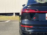 ブレーキランプ・テールランプにもLEDを採用。素早く点灯し、視認性も高いのでブレーキングなどの挙動も後方ドライバーにいち早く知らせます。さらに長寿命や省エネなど、数多くのメリットを兼ね備えています。