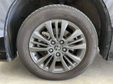 純正アルミ。タイヤサイズは205/60R16、現在は夏タイヤ装着で残り溝は約5ミリです