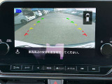 バックビューモニターです。後方画像も大きく表示されますので、車庫入れも安心です。