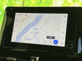 画面上に地図と現在地の表示があり、目的地検索や案内に活用できます。画面右側には各種メニューも並び、移動中に必要な情報へアクセスしやすい配置です。