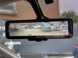 インテリジェントルームミラーは、大きな荷物や後席に背の高い人が乗車した時などでも関係なく後方の確認が出来て安心ですまた、夜間の後続車のライトも眩しさが軽減されます。