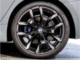 【BMWアロイホイル】軽量かつ強度に拘ったアロイホイル。走行性能ポテンシャルを引き出す設計。車の足元を引き締めてくれる大きなポイントはアロイホイルです。