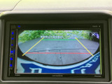 後方の映像に加えて目安線が表示され、駐車時に周囲との距離を確認しやすいモニターです。車庫入れや狭い場所での切り返しなど、日常の駐車をサポートしてくれる便利な装備です。
