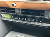 左右独立温度コントロールフルオートエアコンです。運転席、助手席それぞれで独立して温度設定ができます。冷え性の方が乗っても安心ですね♪