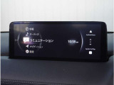 【純正マツダコネクトナビ】美しい地図画面と簡単操作が特徴です。手元のコマンダーで操作が可能なので入力や操作も便利ですね!各種車両設定や車両情報を確認することも可能です。
