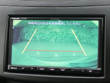 画面には車両後方の映像と目安線が表示され、駐車時に周囲の状況を確認する際に役立ちます。画面表示を活用することで、後退時の安全確認を補助してくれる装備です。