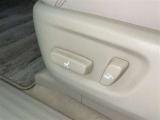 パワーシート搭載。微妙な調整が手軽にでき、ピッタリのポジションで運転することが可能です。