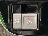 指先だけで簡単に操作が可能な電動パーキングブレーキを採用。「HOLD」スイッチを押すと、渋滞や信号待ちなどでブレーキペダルから足を離しても、ブレーキを保持するので安心です