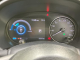 中央の表示と左右のメーターで、運転に必要な情報をひと目で確認しやすい構成です。走行中も視線を移す範囲を抑えやすく、日々の運転を支える見やすい計器まわりです。