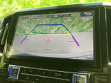 後方の映像と目安線を画面で確認でき、駐車時に周囲の状況を把握する助けになります。車庫入れや狭い場所での取り回しを、画面表示で確認しながら行えます。
