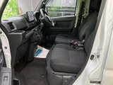前席は視界を確保しやすい着座位置で、運転席と助手席の間には操作部や収納スペースがまとまっています。乗り込む際も室内の様子を確認しやすい配置です。