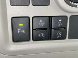 コーナーセンサーを車の前後に装備。障害物までの距離に応じて警告音を変えてお知らせ。縦列駐車時や駐車場・車庫などでの取り回しをサポートします。詳細は販売店スタッフまでおたずねください。