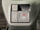 指先だけで簡単に操作が可能な電動パーキングブレーキを採用。「HOLD」スイッチを押すと、渋滞や信号待ちなどでブレーキペダルから足を離しても、ブレーキを保持するので安心です