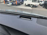 カラーヘッドアップディスプレイ付き。少ない視線移動で情報を確認できるので、運転の疲労軽減に繋がりますよ♪
