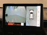 【パノラミックビューモニター&フロントビュー】見通しの悪い交差点やT字路などで車両前方と左右の状況確認をする為に車両上方と前方カメラからの映像を同時に表示するので周りがハッキリ確認でき安心です。