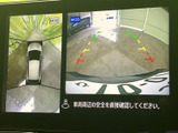 後方の映像に加え、車両周辺を見渡す表示も備わり、駐車時の周囲確認をサポートします。画面上のガイドも目安にでき、狭い場所での操作に役立ちます。