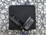【スマートキー】キーをバッグやポケットに入れたままでもドアロックの開閉が出来るほか、エンジンキーを挿さなくてもエンジンスタートストップが出来ます。