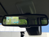 ルームミラー内のモニターに車両周辺の映像を表示し、駐車時などの確認に活用できます。停車中は映像やテレビを視聴できる装備で、画面表示を見ながら状況を確認できます。