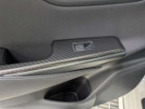 パワーウィンドウのスイッチですよ。運転席に居ながら窓を開け閉めのコントロールできます。