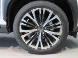 純正のアルミホイール装着車です。タイヤサイズは215/50R18です。