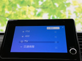 ラジオやテレビ、交通情報などを画面から選べる構成です。表示内容を確認しながら、日々の移動に合わせて必要な情報へ切り替えられ、車内での過ごし方をサポートします。