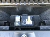 もしパンクをしてしまったら、この溶剤をエア注入口より入れて応急処置をしてください。重たいスペアタイヤを積んで走るより燃費の向上になるので、パンク修理キット搭載の車が増えているんです。