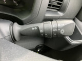 表示がレバー上にまとめられ、運転席から確認しやすい設計です。方向指示やライト関連の操作を手元で行えるため、周囲への合図や夜間の運転を支えます。