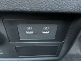 充電端子が装備されていますので車内でスマートフォンなどの充電が可能です。