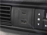 ◆USB入力端子◆USB接続、スマートフォンの充電等にも便利なUSBチャージャー使いやすい場所に装備されています。