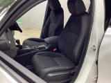 【前席シート】Honda独自の発想でエンジンルームのスペースは限りなく小さく、人のための空間はできるだけ大きくする事で可能な限りの広さを追求!