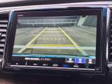 駐車時にはモニターに後方の映像と目安線が表示され、車庫入れや後退時の周囲確認をサポートします。目で直接確認することと合わせて活用でき、駐車操作の心強い味方です。
