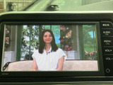 テレビ映像を表示できる画面を備えており、停車中に番組を視聴して過ごせます。お出かけ先での待ち時間や休憩中にも活用でき、車内でひと息つきたいときにうれしい装備です。