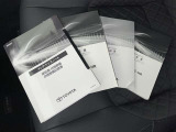 メンテナンスノート、取扱説明書です。 その車の整備記録が事細やかに記録されています。 車が生まれてから今までどのような道を歩んできたのか判るとても重要な物ですよ。
