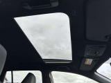 【ガラスルーフ】ガラスルーフ搭載で車内の解放感が一気にアップ!開放的なドライブをお楽しみいただけます