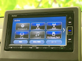 DVD/CDやラジオ、テレビ、iPodなど、選べる音源が画面上に見やすく並んでいます。聴きたいメディアを確認して選びやすく、普段の移動時間をお好みの音楽とともに過ごせます。