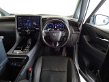 ウッド調と革巻きステアリングで快適な操作性の運転席です。