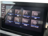 高精細ディスプレイを採用し、ナビや車両情報をクリアに表示。先進的なインターフェースで快適性と利便性を高めています。