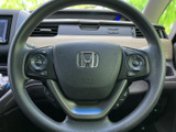 手元に複数のスイッチが配置され、運転姿勢を保ちながら各種機能にアクセスしやすい仕様です。握りやすい形状で、毎日の運転を落ち着いてサポートしてくれます。