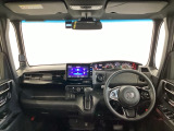 運転席は、大きな座面と包み込むような背もたれがドライバーの身体全体をしっかり支えます。上質なシート素材と座り心地のよいクッションを採用し、長時間の運転やコーナーの多い道も快適です