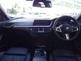 BMWは運転する人が主役になるようなコックピットデザインになっており、メーターやディスプレイも一体感のあるデザインで、ただ運転席に座った瞬間にBMWを運転していると感じていただける空間になっています。
