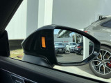 【 サイドアシスト 】ドライバーの死角を並走する車両を検知します。ドアミラーの内側のLEDが点灯・点滅して事故の危険を知らせます。