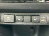 シートヒーターのスイッチやUSB端子などを手元で扱いやすく、乗車中の快適さや機器の接続に役立ちます。各スイッチの表示も見分けやすく、日常の操作をスムーズに行えます。