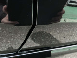 運転席ドアの淵にキズがございます。