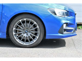 純正18インチアルミホイール、タイヤサイズ 225/45R18